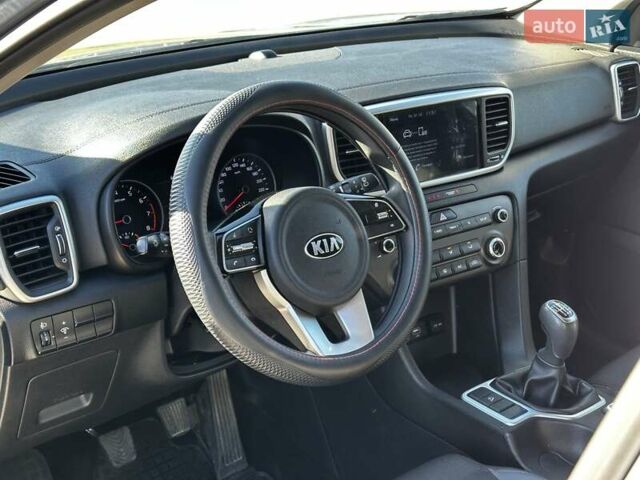 Сірий Кіа Sportage, об'ємом двигуна 1.59 л та пробігом 53 тис. км за 17999 $, фото 16 на Automoto.ua