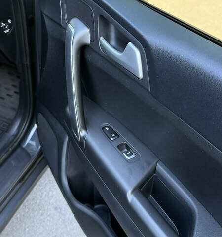 Серый Киа Sportage, объемом двигателя 1.6 л и пробегом 130 тыс. км за 17900 $, фото 31 на Automoto.ua