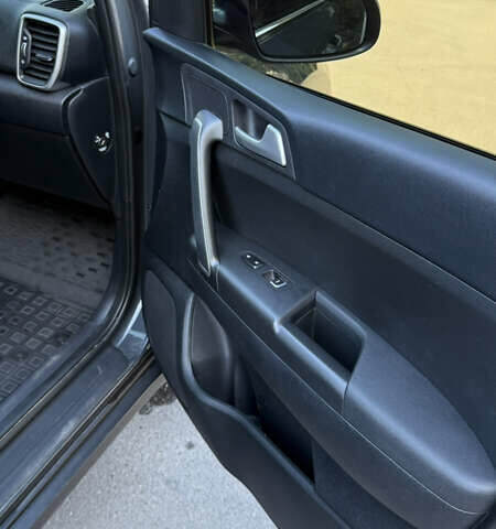 Серый Киа Sportage, объемом двигателя 1.6 л и пробегом 130 тыс. км за 17900 $, фото 27 на Automoto.ua