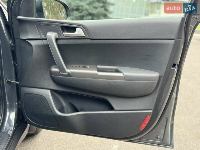 Сірий Кіа Sportage, об'ємом двигуна 1.59 л та пробігом 48 тис. км за 19500 $, фото 67 на Automoto.ua