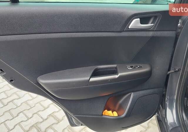 Сірий Кіа Sportage, об'ємом двигуна 1.59 л та пробігом 73 тис. км за 19000 $, фото 13 на Automoto.ua