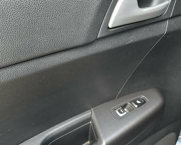 Синій Кіа Sportage, об'ємом двигуна 1.59 л та пробігом 46 тис. км за 18500 $, фото 15 на Automoto.ua