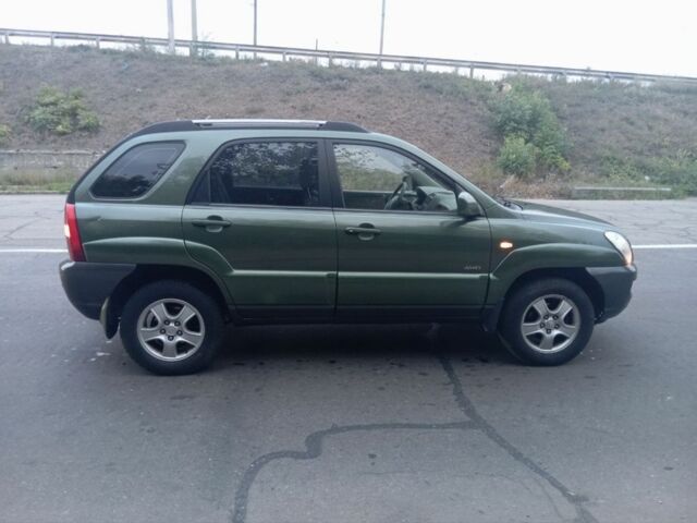 Зеленый Киа Sportage, объемом двигателя 2 л и пробегом 300 тыс. км за 4117 $, фото 3 на Automoto.ua