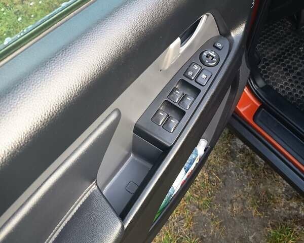 Оранжевый Киа Sportage, объемом двигателя 2.01 л и пробегом 267 тыс. км за 12900 $, фото 18 на Automoto.ua