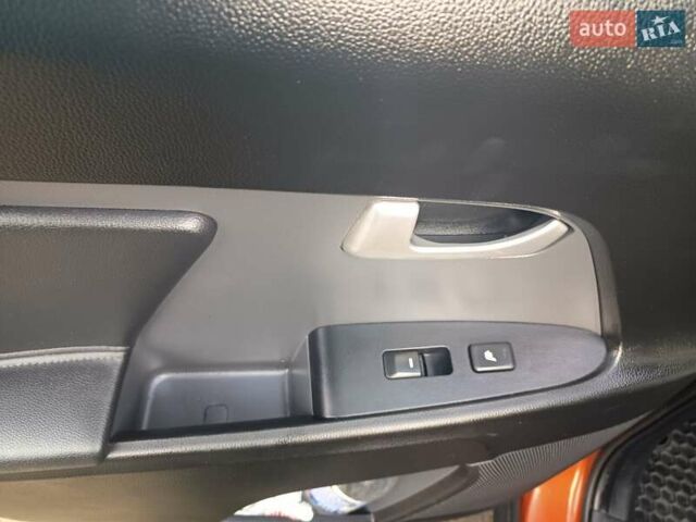 Оранжевый Киа Sportage, объемом двигателя 2.01 л и пробегом 267 тыс. км за 12900 $, фото 20 на Automoto.ua