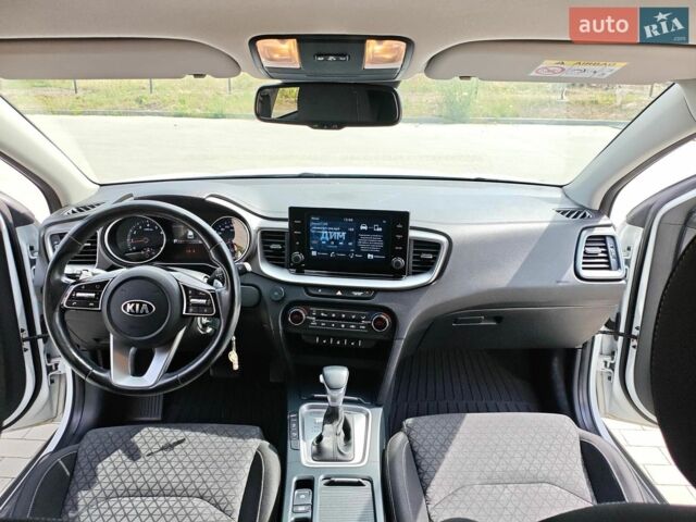 Білий Кіа XCeed, об'ємом двигуна 1.35 л та пробігом 75 тис. км за 20000 $, фото 16 на Automoto.ua