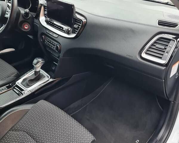 Белый Киа XCeed, объемом двигателя 1.6 л и пробегом 141 тыс. км за 21000 $, фото 14 на Automoto.ua