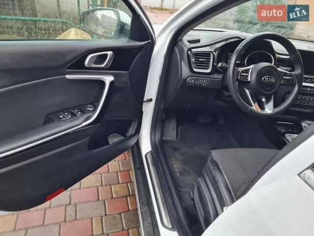 Белый Киа XCeed, объемом двигателя 1.6 л и пробегом 141 тыс. км за 21000 $, фото 18 на Automoto.ua
