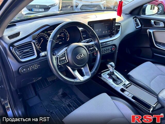 Белый Киа XCeed, объемом двигателя 3.3 л и пробегом 69 тыс. км за 19000 $, фото 6 на Automoto.ua