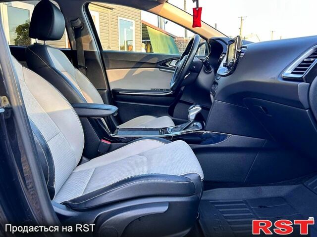 Белый Киа XCeed, объемом двигателя 3.3 л и пробегом 69 тыс. км за 19000 $, фото 8 на Automoto.ua