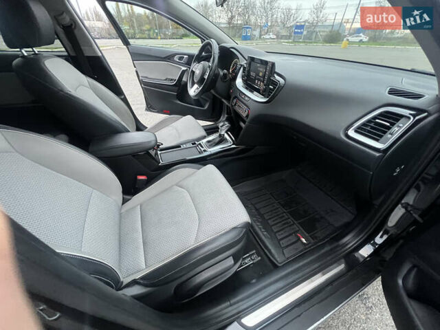 Черный Киа XCeed, объемом двигателя 1.35 л и пробегом 70 тыс. км за 17200 $, фото 12 на Automoto.ua