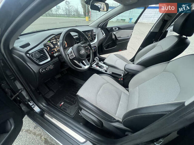 Черный Киа XCeed, объемом двигателя 1.35 л и пробегом 70 тыс. км за 17200 $, фото 17 на Automoto.ua