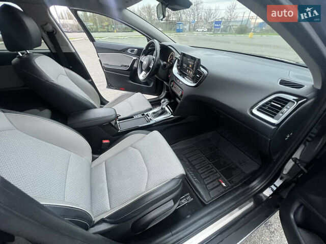 Черный Киа XCeed, объемом двигателя 1.35 л и пробегом 70 тыс. км за 17200 $, фото 13 на Automoto.ua