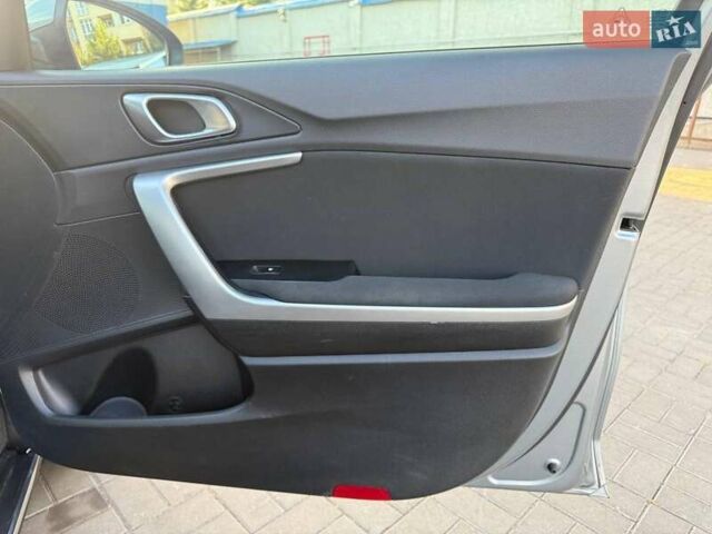 Сірий Кіа XCeed, об'ємом двигуна 1.4 л та пробігом 27 тис. км за 19440 $, фото 13 на Automoto.ua