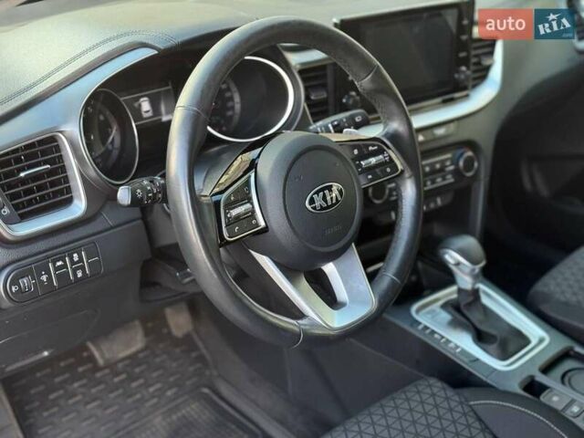 Сірий Кіа XCeed, об'ємом двигуна 1.4 л та пробігом 27 тис. км за 19440 $, фото 19 на Automoto.ua