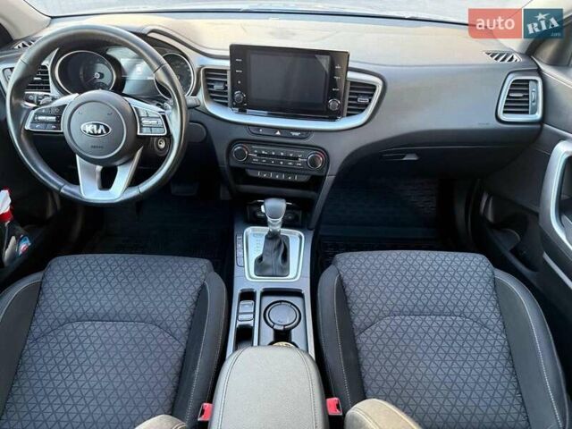 Сірий Кіа XCeed, об'ємом двигуна 1.4 л та пробігом 27 тис. км за 19440 $, фото 11 на Automoto.ua