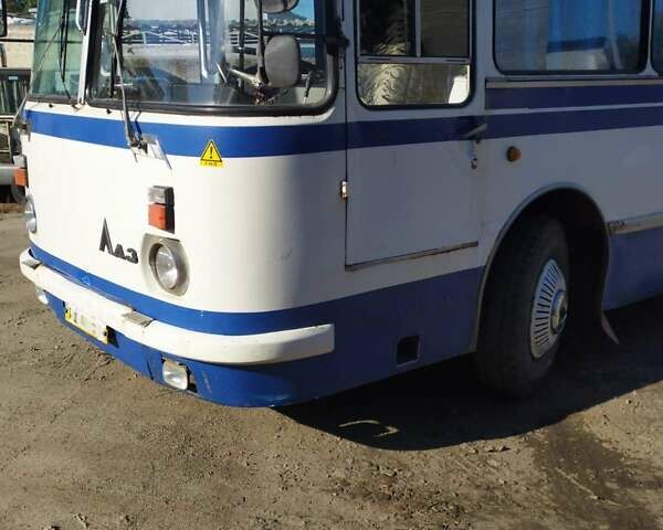 Белый ЛАЗ 695, объемом двигателя 6 л и пробегом 490 тыс. км за 2700 $, фото 2 на Automoto.ua