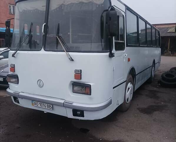 Белый ЛАЗ 695, объемом двигателя 5.9 л и пробегом 500 тыс. км за 8500 $, фото 2 на Automoto.ua