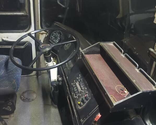 Белый ЛАЗ 695, объемом двигателя 5.9 л и пробегом 500 тыс. км за 8500 $, фото 7 на Automoto.ua