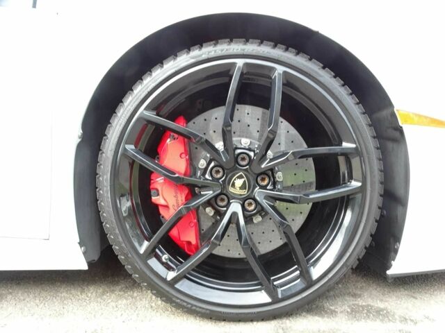 Білий Ламборджині Хуракан, об'ємом двигуна 5.2 л та пробігом 80 тис. км за 105000 $, фото 14 на Automoto.ua