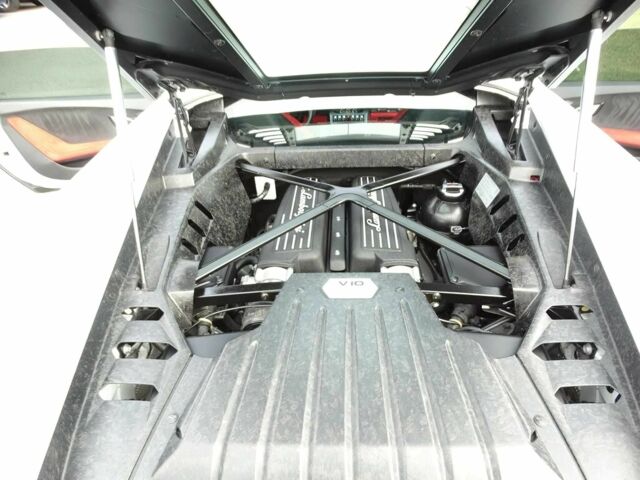 Білий Ламборджині Хуракан, об'ємом двигуна 5.2 л та пробігом 80 тис. км за 105000 $, фото 6 на Automoto.ua