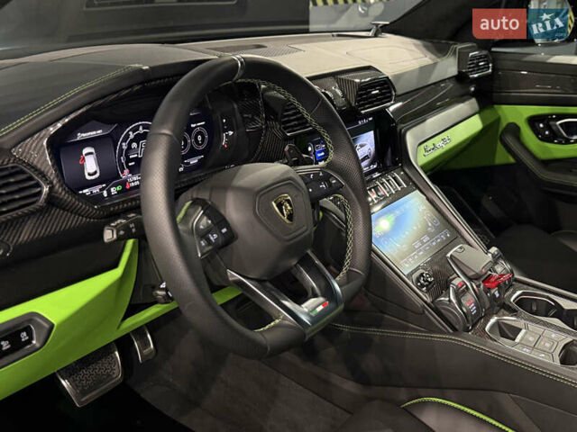 Чорний Ламборджині Урус, об'ємом двигуна 4 л та пробігом 15 тис. км за 385000 $, фото 31 на Automoto.ua