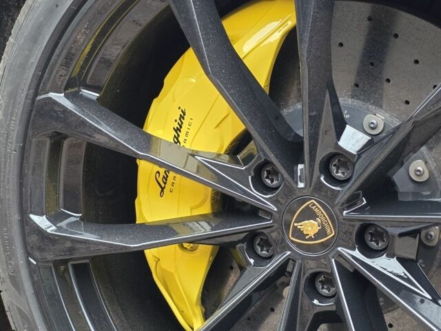 Серый Ламборджини Урус, объемом двигателя 4 л и пробегом 66 тыс. км за 240000 $, фото 2 на Automoto.ua