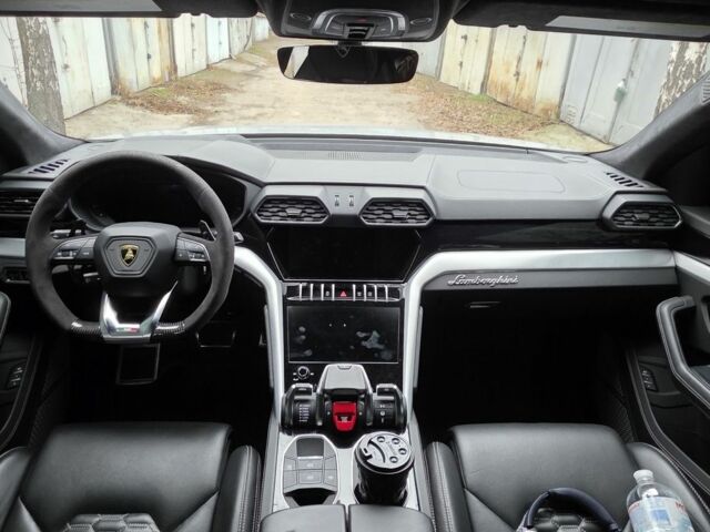 Серый Ламборджини Урус, объемом двигателя 4 л и пробегом 66 тыс. км за 240000 $, фото 6 на Automoto.ua