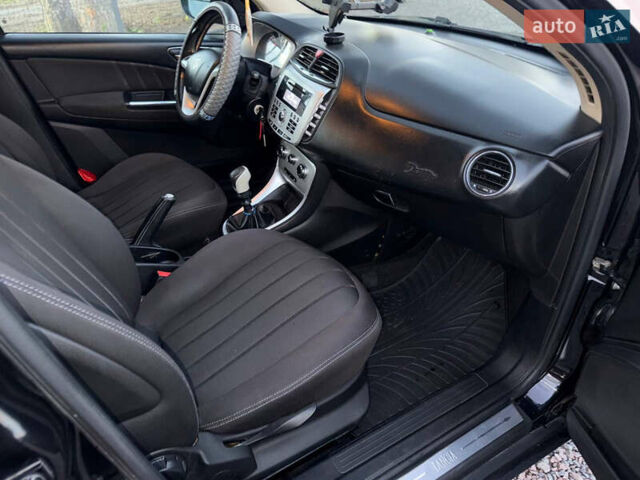 Черный Лянча Дельта, объемом двигателя 1.37 л и пробегом 228 тыс. км за 3900 $, фото 44 на Automoto.ua