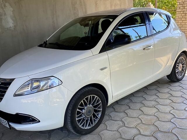 Белый Лянча Ипсилон, объемом двигателя 0.9 л и пробегом 144 тыс. км за 5200 $, фото 7 на Automoto.ua