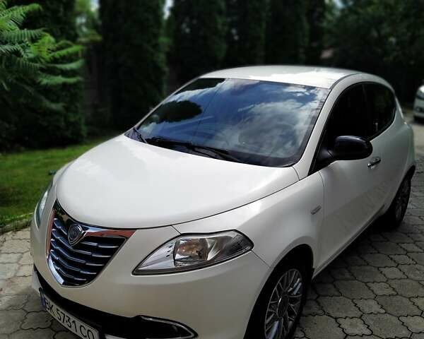 Білий Лянча Іпсілон, об'ємом двигуна 1.24 л та пробігом 83 тис. км за 5900 $, фото 2 на Automoto.ua