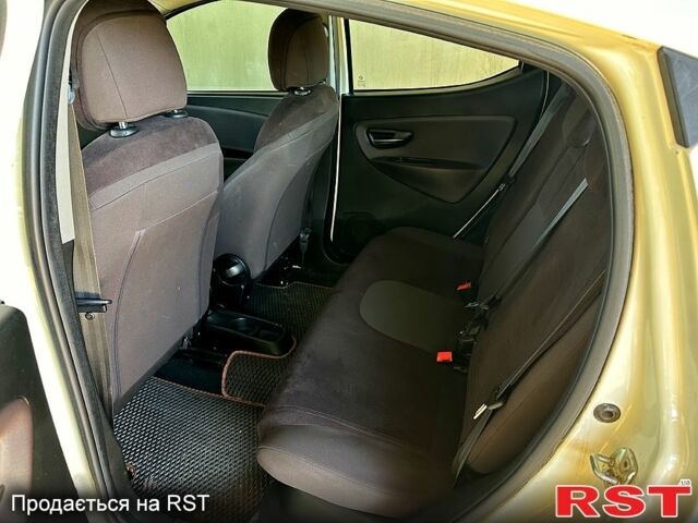 Белый Лянча Ипсилон, объемом двигателя 0.9 л и пробегом 144 тыс. км за 5200 $, фото 3 на Automoto.ua