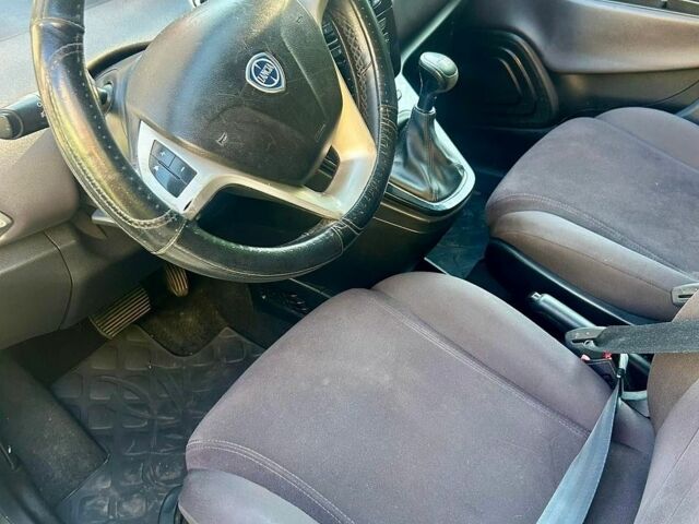 Білий Лянча Іпсілон, об'ємом двигуна 0.88 л та пробігом 97 тис. км за 5500 $, фото 2 на Automoto.ua