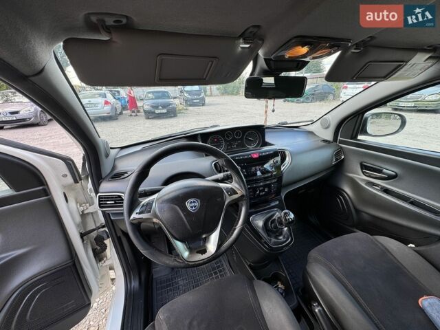 Білий Лянча Іпсілон, об'ємом двигуна 1.2 л та пробігом 180 тис. км за 5000 $, фото 4 на Automoto.ua