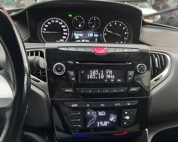 Білий Лянча Іпсілон, об'ємом двигуна 0.88 л та пробігом 130 тис. км за 6300 $, фото 12 на Automoto.ua