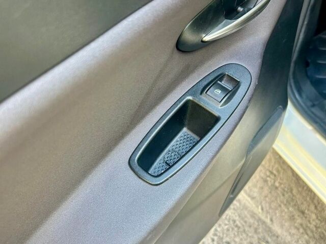 Білий Лянча Іпсілон, об'ємом двигуна 0.88 л та пробігом 97 тис. км за 5500 $, фото 9 на Automoto.ua