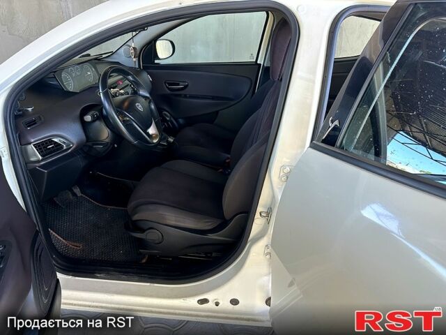 Белый Лянча Ипсилон, объемом двигателя 0.9 л и пробегом 144 тыс. км за 5200 $, фото 2 на Automoto.ua