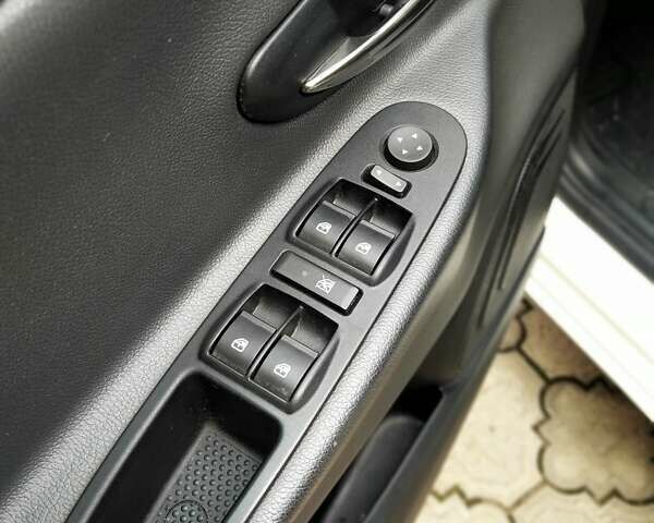 Білий Лянча Іпсілон, об'ємом двигуна 1.24 л та пробігом 83 тис. км за 5900 $, фото 14 на Automoto.ua