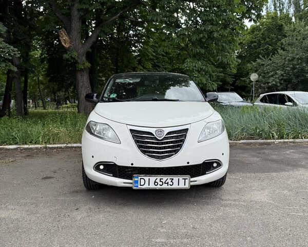 Белый Лянча Ипсилон, объемом двигателя 0.9 л и пробегом 92 тыс. км за 5450 $, фото 2 на Automoto.ua