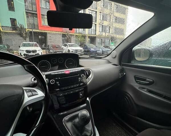 Білий Лянча Іпсілон, об'ємом двигуна 0.88 л та пробігом 130 тис. км за 6300 $, фото 7 на Automoto.ua