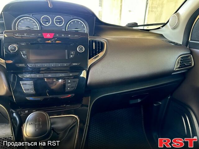 Белый Лянча Ипсилон, объемом двигателя 0.9 л и пробегом 144 тыс. км за 5200 $, фото 4 на Automoto.ua