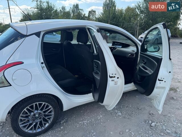 Білий Лянча Іпсілон, об'ємом двигуна 1.2 л та пробігом 180 тис. км за 5000 $, фото 1 на Automoto.ua
