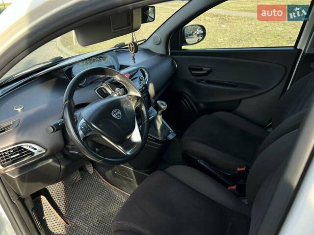 Білий Лянча Іпсілон, об'ємом двигуна 0.88 л та пробігом 143 тис. км за 5500 $, фото 11 на Automoto.ua