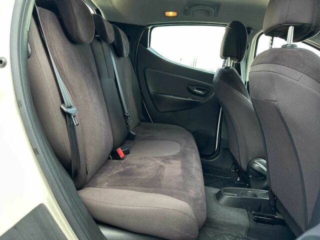 Білий Лянча Іпсілон, об'ємом двигуна 0 л та пробігом 107 тис. км за 5009 $, фото 10 на Automoto.ua