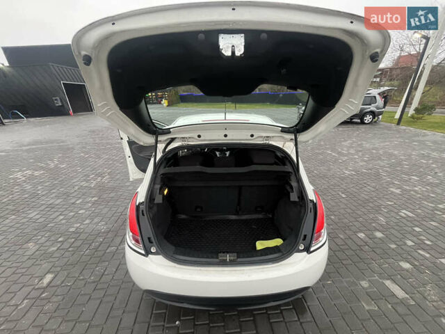 Белый Лянча Ипсилон, объемом двигателя 0.88 л и пробегом 166 тыс. км за 4500 $, фото 2 на Automoto.ua