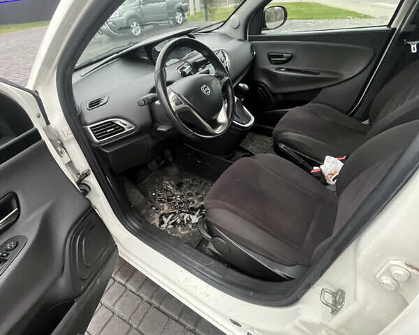 Белый Лянча Ипсилон, объемом двигателя 0.88 л и пробегом 166 тыс. км за 4500 $, фото 3 на Automoto.ua