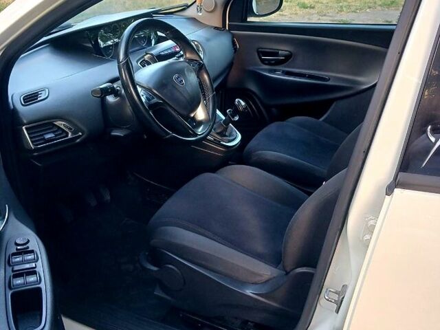 Білий Лянча Іпсілон, об'ємом двигуна 1.2 л та пробігом 120 тис. км за 4800 $, фото 7 на Automoto.ua