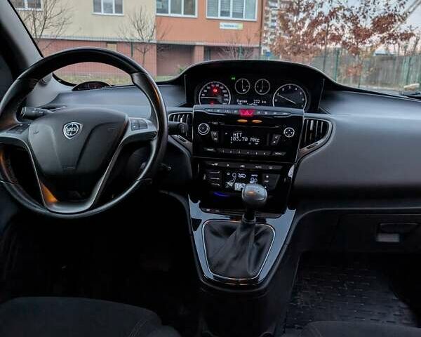 Червоний Лянча Іпсілон, об'ємом двигуна 0.88 л та пробігом 71 тис. км за 4950 $, фото 16 на Automoto.ua