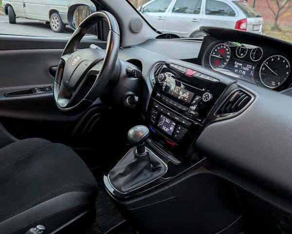 Червоний Лянча Іпсілон, об'ємом двигуна 0.88 л та пробігом 71 тис. км за 4950 $, фото 15 на Automoto.ua