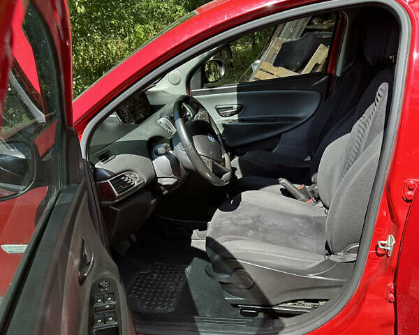 Червоний Лянча Іпсілон, об'ємом двигуна 0.9 л та пробігом 113 тис. км за 5400 $, фото 9 на Automoto.ua